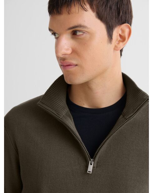 Maglione color tabacco con zip e collo a imbuto