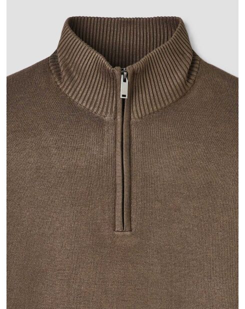 Maglione color tabacco con zip e collo a imbuto