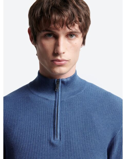 Maglia blu con collo a imbuto in viscosa certificata