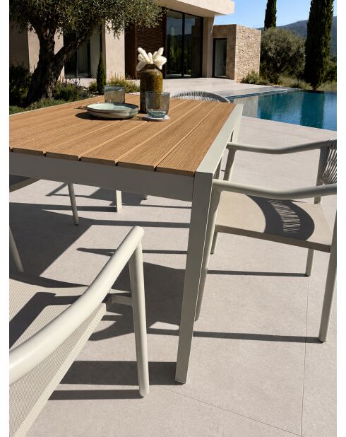 Ensemble repas d'une table de jardin Tonga en aluminium et plateau polywood aspect bois et 4 fauteuils Sumba grège - 5 pièces