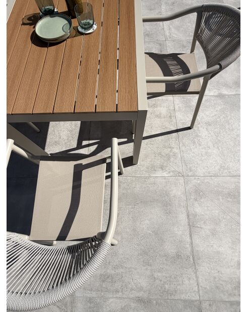 Ensemble repas d'une table de jardin Tonga en aluminium et plateau polywood aspect bois et 4 fauteuils Sumba grège - 5 pièces