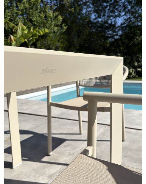 Ensemble repas d'une table de jardin Tonga en aluminium et plateau polywood aspect bois et 4 fauteuils Sumba grège - 5 pièces