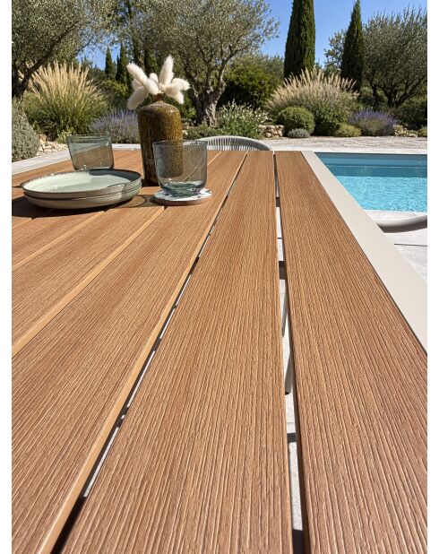Ensemble repas d'une table de jardin Tonga en aluminium et plateau polywood aspect bois et 4 fauteuils Sumba grège - 5 pièces