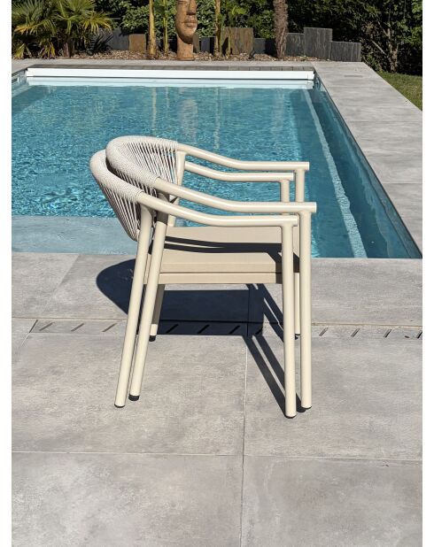 Ensemble repas d'une table de jardin Tonga en aluminium et plateau polywood aspect bois et 4 fauteuils Sumba grège - 5 pièces