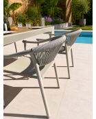 Ensemble table de jardin Tonga en aluminium et plateau polywood aspect bois et 4 fauteuils Sumba grège- 5 pièces
