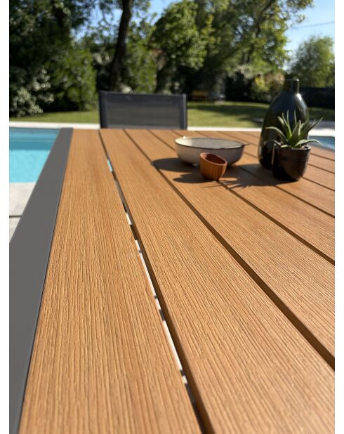 Ensemble repas d'une table de jardin Tonga en aluminium et plateau polywood aspect bois et 4 chaises Tolede empilables gris anthracite - 5 pièces