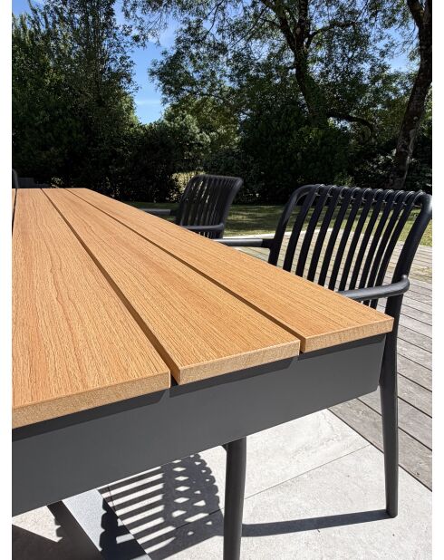 Lot composé d'une table de jardin Lamu en aluminium et plateau polywood aspect bois et 4 fauteuils Tiago noirs gris anthracite - 5 pièces