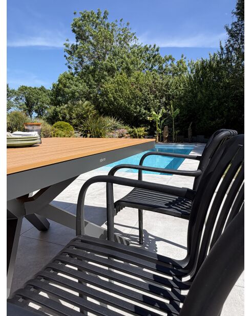 Lot composé d'une table de jardin Lamu en aluminium et plateau polywood aspect bois et 4 fauteuils Tiago noirs gris anthracite - 5 pièces