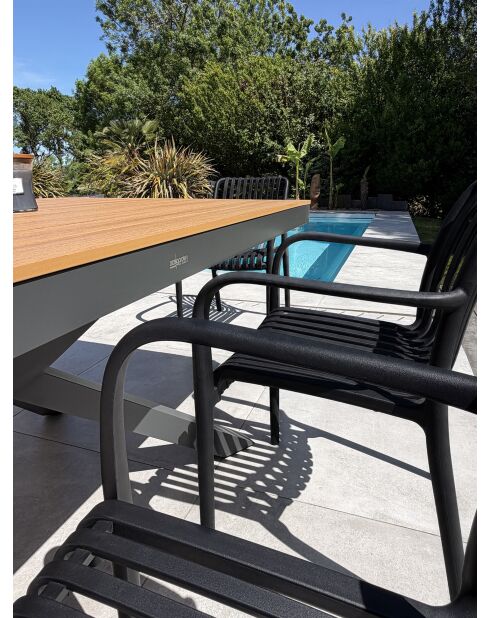 Lot composé d'une table de jardin Lamu en aluminium et plateau polywood aspect bois et 6 fauteuils Tiago noirs gris anthracite - 7 pièces