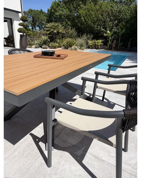 Lot composé d'une table de jardin Lamu en aluminium et plateau polywood aspect bois et 4 fauteuils Sumba gris anthracite - 5 pièces