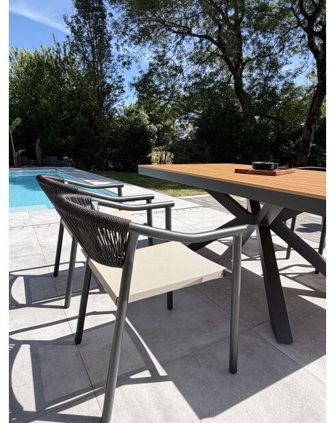 Lot composé d'une table de jardin Lamu en aluminium et plateau polywood aspect bois et 4 fauteuils Sumba gris anthracite - 5 pièces