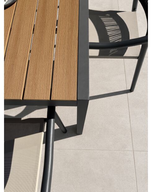 Ensemble repas d'une table de jardin Tonga en aluminium et plateau polywood aspect bois et 4 fauteuils Sumba gris anthracite - 5 pièces
