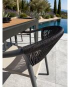 Ensemble repas d'une table de jardin Tonga en aluminium et plateau polywood aspect bois et 4 fauteuils Sumba gris anthracite - 5 pièces