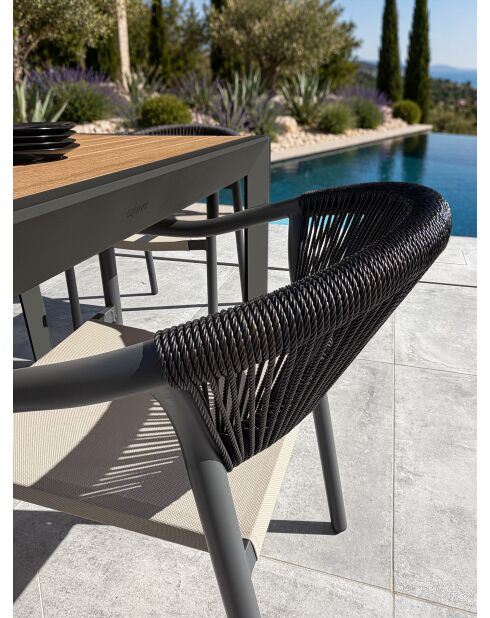 Ensemble repas d'une table de jardin Tonga en aluminium et plateau polywood aspect bois et 4 fauteuils Sumba gris anthracite - 5 pièces