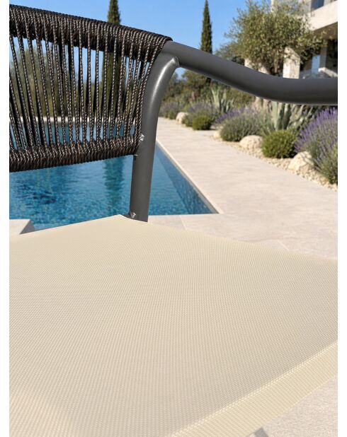 Ensemble repas d'une table de jardin Tonga en aluminium et plateau polywood aspect bois et 4 fauteuils Sumba gris anthracite - 5 pièces
