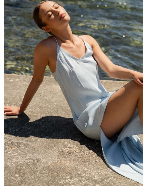 Ines eisblaues Kleid