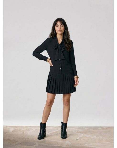 Schwarzes plissiertes kurzes Kleid