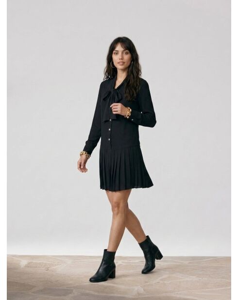 Schwarzes plissiertes kurzes Kleid