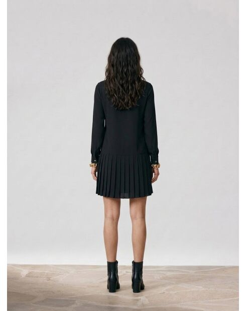 Schwarzes plissiertes kurzes Kleid