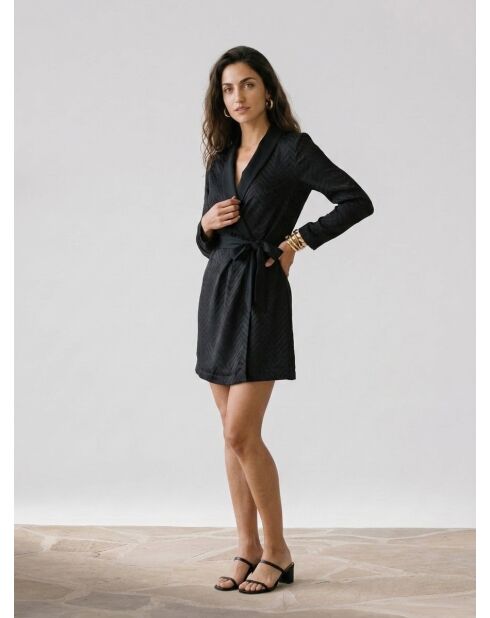 Schwarzes langärmliges Kurzkleid