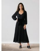 Langes plissiertes Kleid mit schwarzem Samtgürtel