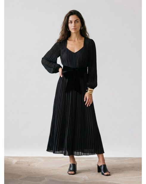 Langes plissiertes Kleid mit schwarzem Samtgürtel