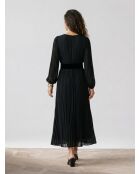 Langes plissiertes Kleid mit schwarzem Samtgürtel