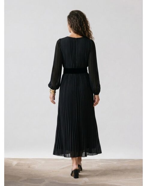 Langes plissiertes Kleid mit schwarzem Samtgürtel