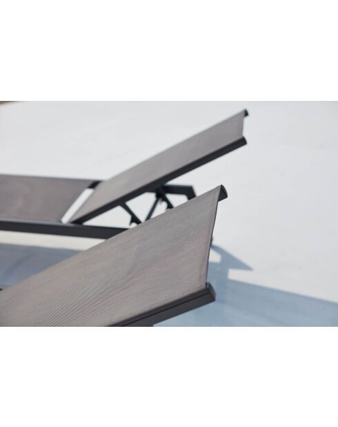 Lot de 2 transats avec roulettes Nelina gris foncé - 191x55x100 cm
