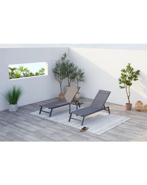Lot de 2 transats et une table d'appoint Nelina gris et noir - 3 pièces