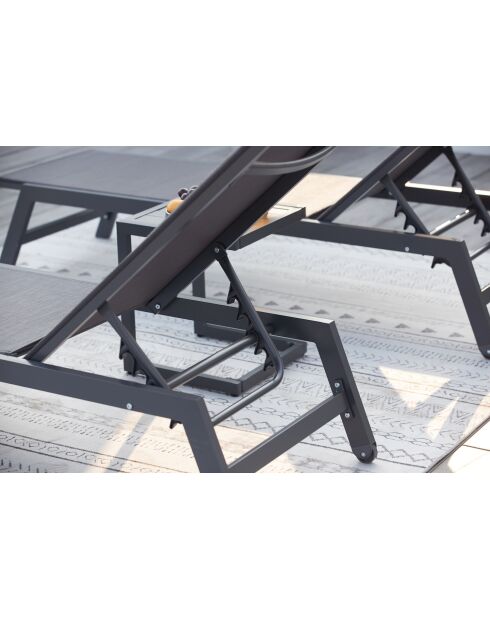 Lot de 2 transats et une table d'appoint Nelina gris et noir - 3 pièces