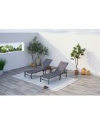 Lot de 2 transats et une table d'appoint Parivo gris - 3 pièces