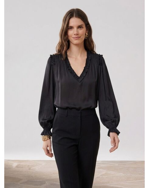 Top nero con volant