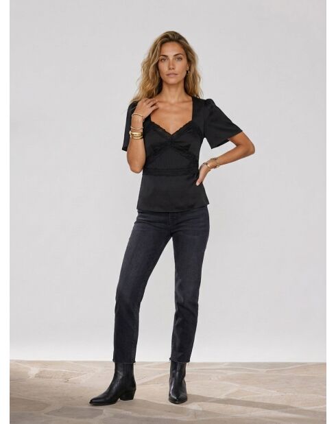 Schwarzes Top mit Spitzendetails
