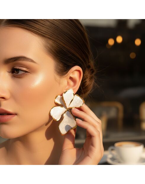 Polynesische goud/witte oorbellen