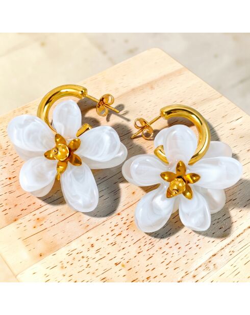 Tiare Flower Steel goud/witte oorbellen