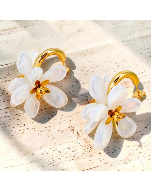 Tiare Flower Steel goud/witte oorbellen