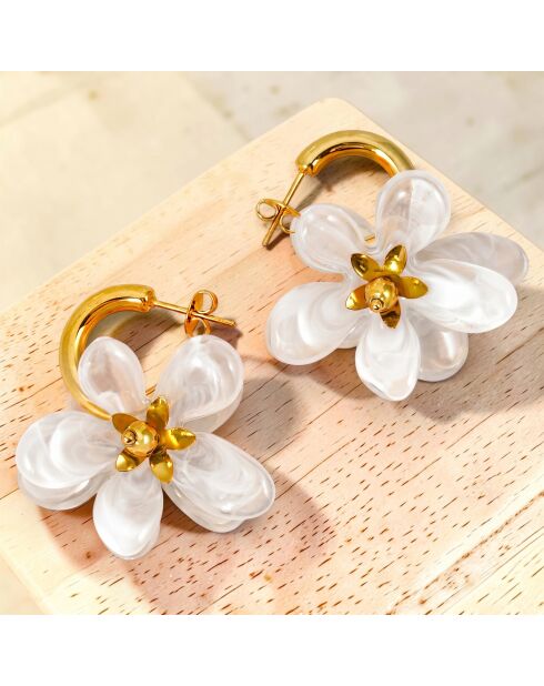 Tiare Flower Steel goud/witte oorbellen
