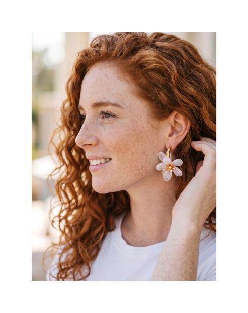 Tiare Flower Steel goud/witte oorbellen