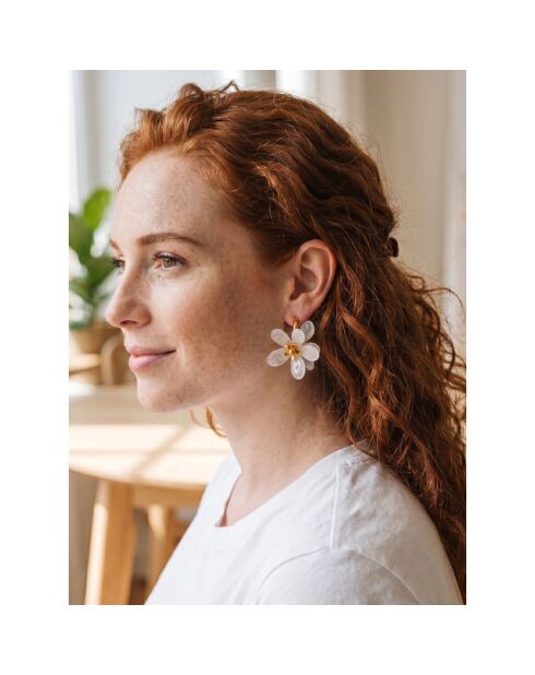 Tiare Flower Steel goud/witte oorbellen