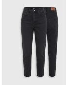 Gewaschene schwarze Mom-Jeans