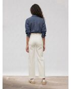 Weiße Jeans mit hohem Bund und weitem Bein