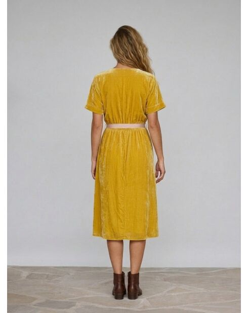 Gelbes fließendes Hoek-Kleid