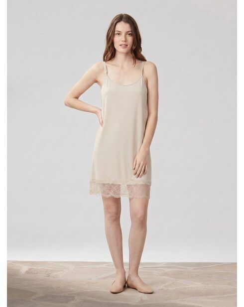 Beiges Kleid mit Spitzensockel