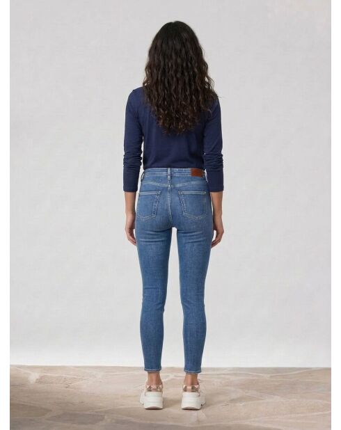 Blaue Skinny-Jeans mit hoher Taille