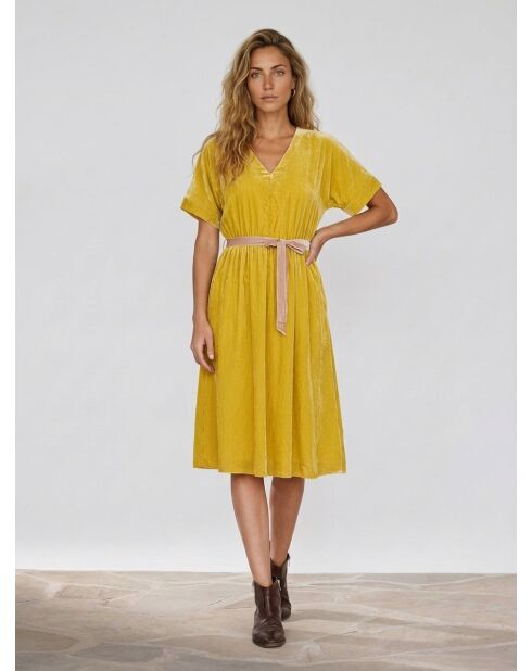 Gelbes fließendes Hoek-Kleid
