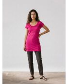 Camiseta larga rosa con estampado de gaceta