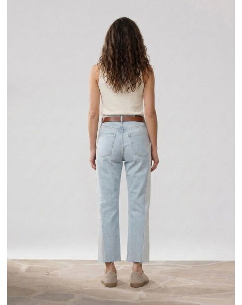 Hellblaue Boyfriend-Jeans mit kurzen Nähten