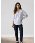 Himmelblaue, locker sitzende Baumwollbluse mit gestreifter Krone