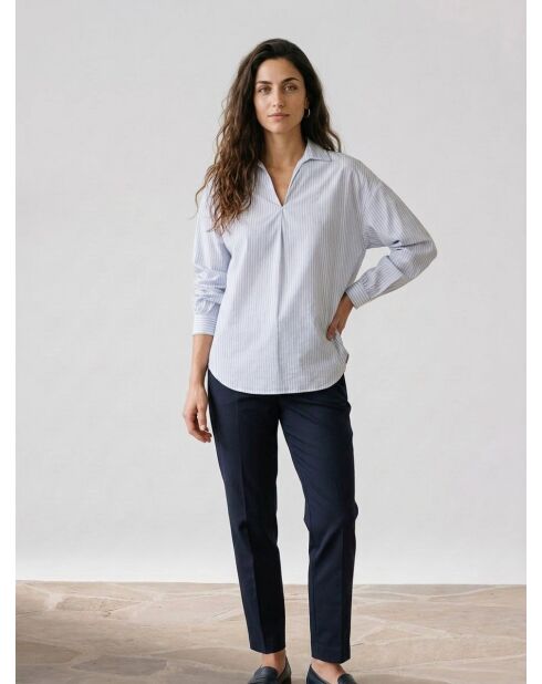 Himmelblaue, locker sitzende Baumwollbluse mit gestreifter Krone